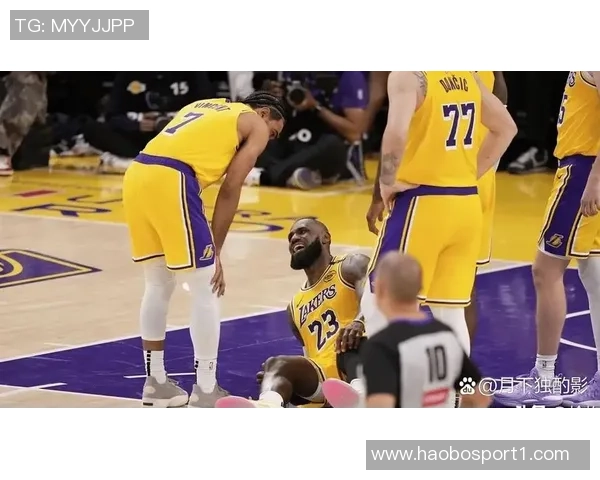 湖人新更衣室揭秘詹姆斯柜内浓眉球衣悬挂引发球迷热议
